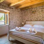 Vintage House Kolocep *